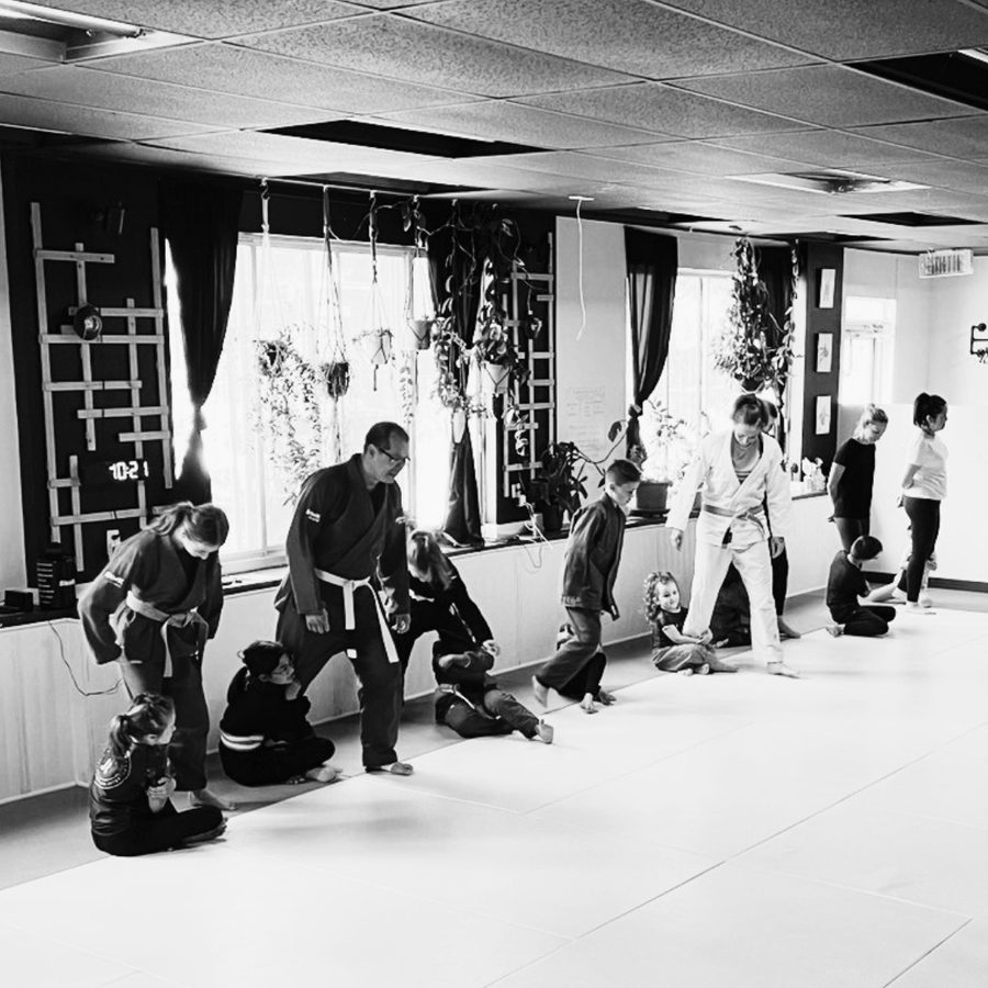 Parents et enfants alignés sur le tatami pendant un cours Parents-enfants