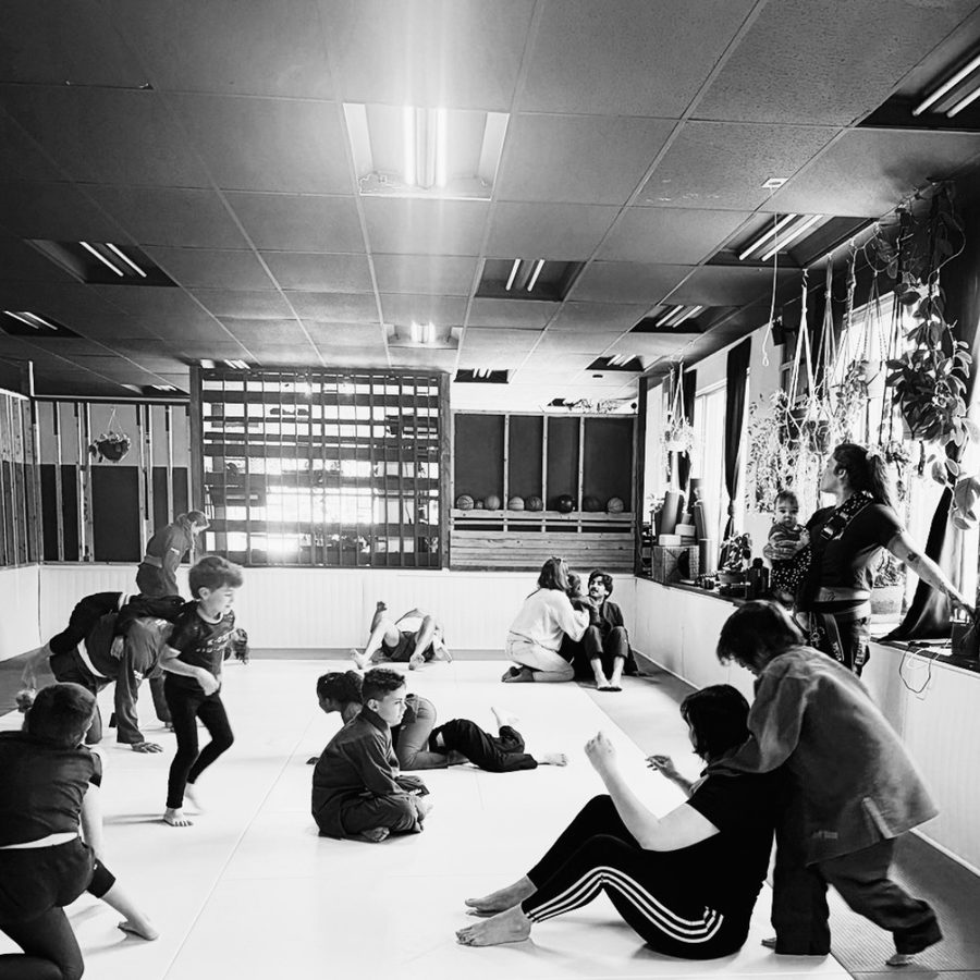 Enfants et parents actifs sur le tatami pendant un cours Parents-enfants