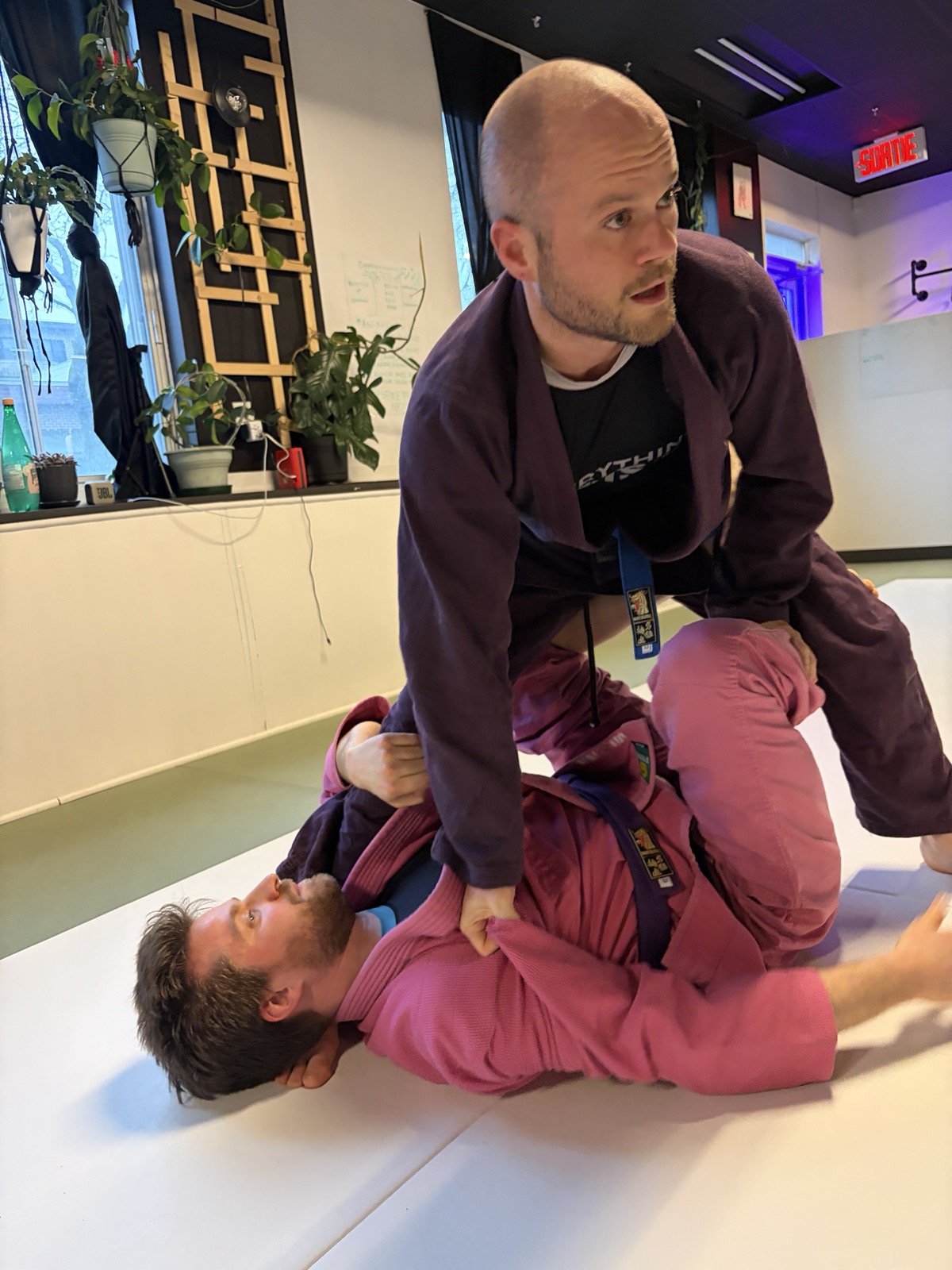 Deux élèves en NoGi pendant un entraînement au sol